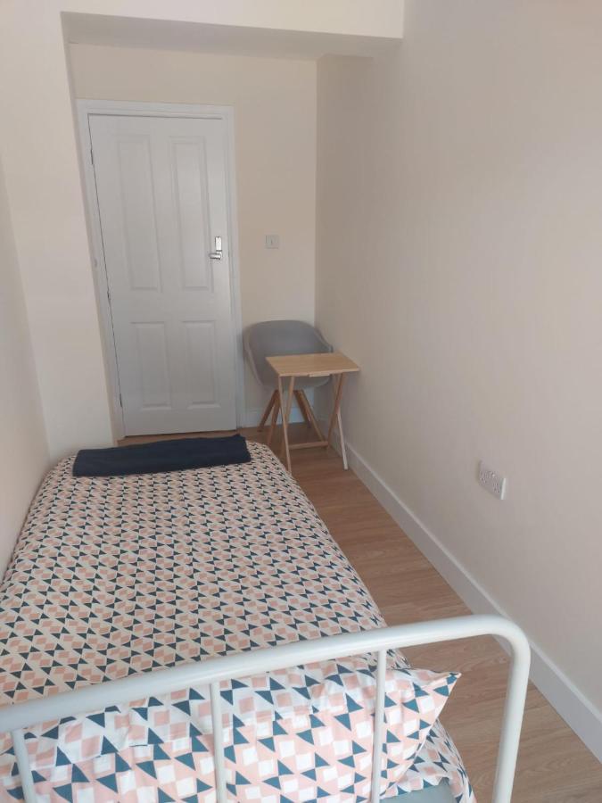 Single Room Only For One Adult Southall Bagian luar foto