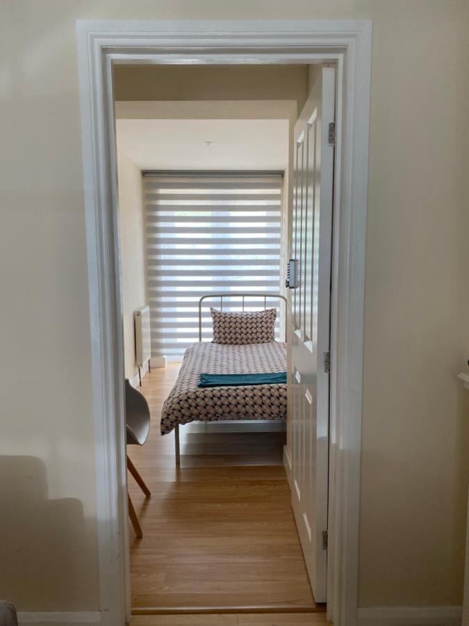 Single Room Only For One Adult Southall Bagian luar foto