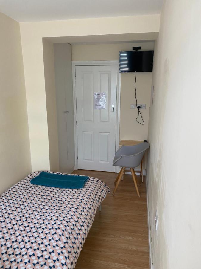Single Room Only For One Adult Southall Bagian luar foto