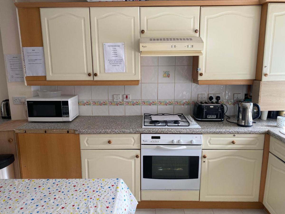 Single Room Only For One Adult Southall Bagian luar foto