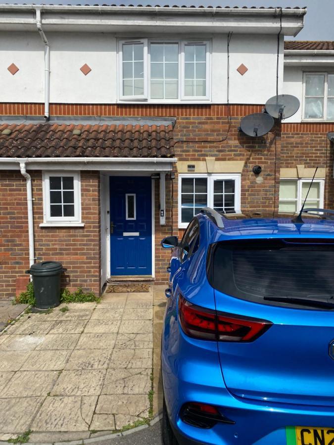Single Room Only For One Adult Southall Bagian luar foto